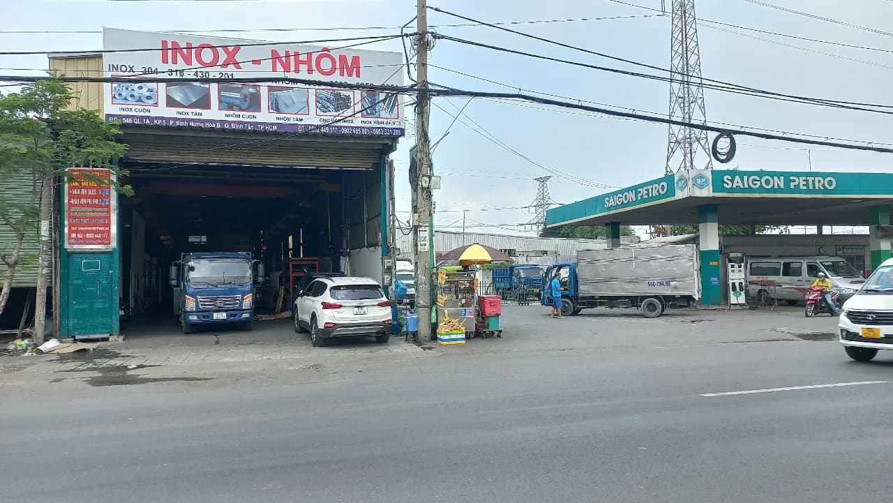 Mặt tiền cửa hàng Nguyên Vương Metal
