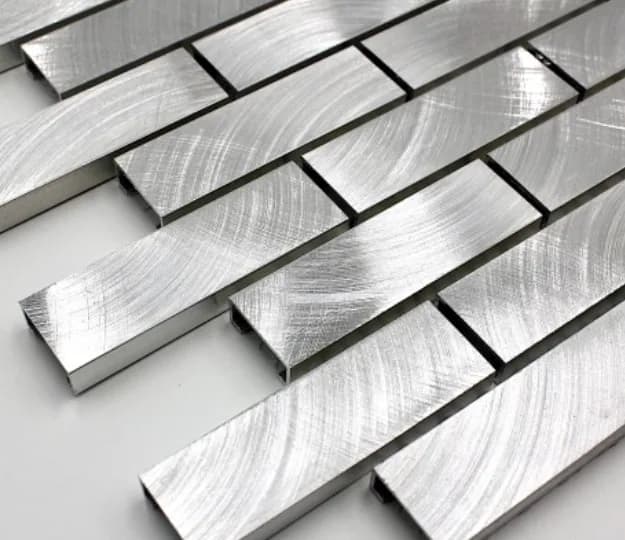Biển Hiệu 2025 – 2026: Vì Sao Nhôm 5052 & Nhôm Tái Chế Đang “Đánh Bại” Inox