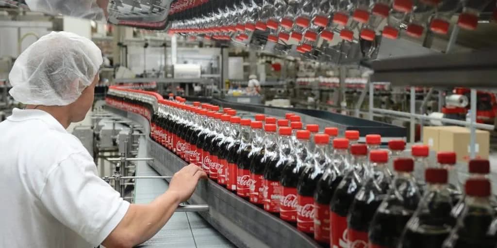 Dây chuyền đóng chai trong nhà máy Coca-Cola