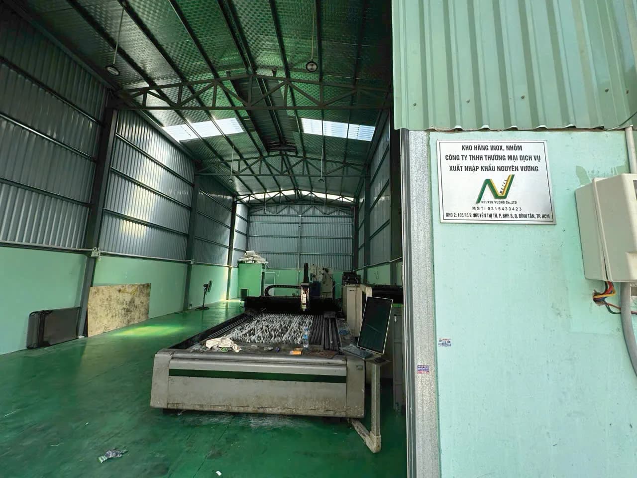Máy cắt laser inox và nhôm tấm trong kho Nguyên Vương Metal