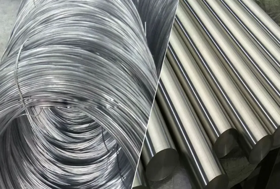 Cuộn dây inox và bó thanh tròn inox xếp trong xưởng